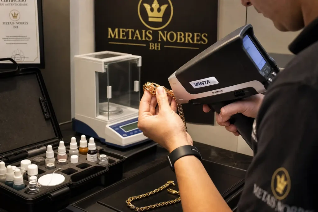 Especialista da Metais Nobres BH realizando avaliação profissional de ouro em Belo Horizonte.