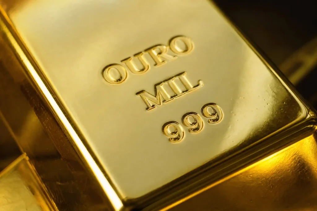 Detalhe de uma barra de ouro puro com a gravação OURO MIL 999.